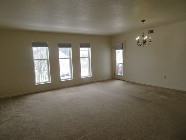Living/Dining Area - 805 Mattern Orchard Dr