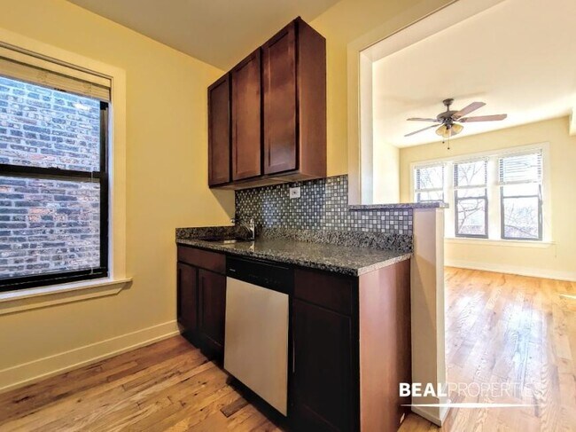 Building Photo - 2 bedroom in CHICAGO IL 60657
