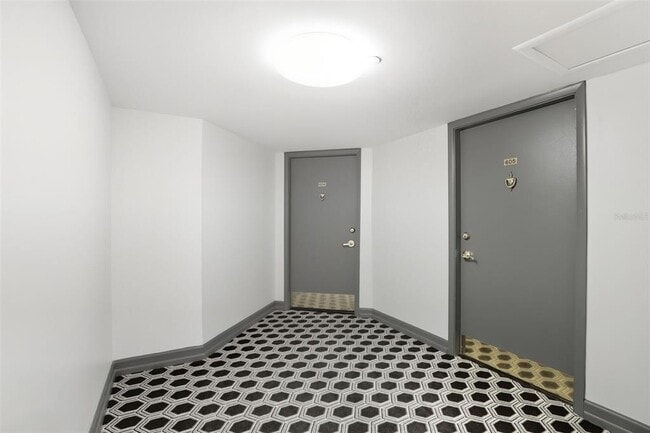 Building Photo - 400 E Colonial Dr