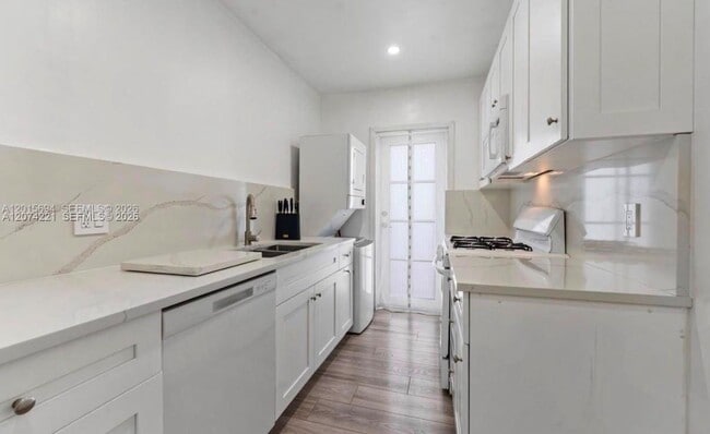 Foto del edificio - 8550 Byron Ave