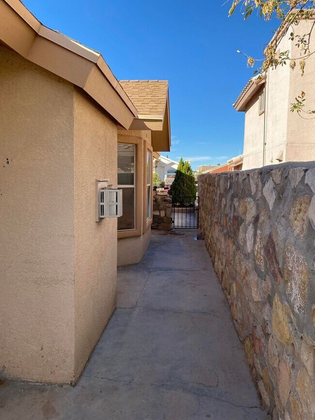 Building Photo - Lovely Eastside Home!