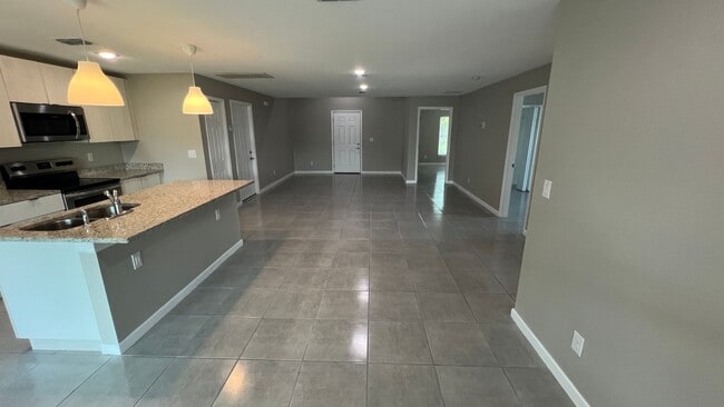 Building Photo - GORGEOUS 4 Bedroom, 2 Bathroom Home in Pal...