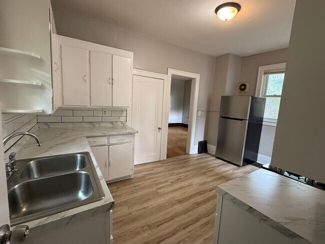 Foto del edificio - 3 bedrooms 2 bath house, Available October...