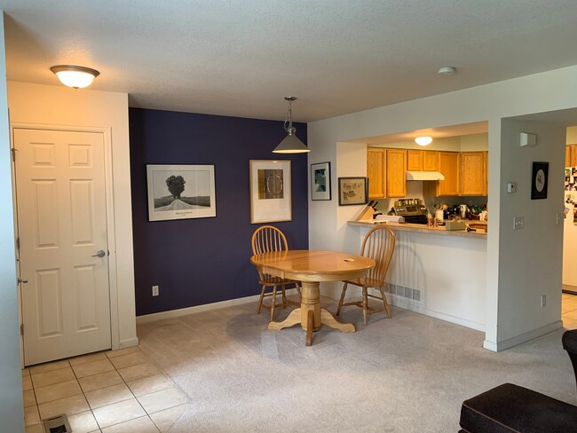 Building Photo - Beautiful 2 Bedroom, 2.5 Bath Townhome for...