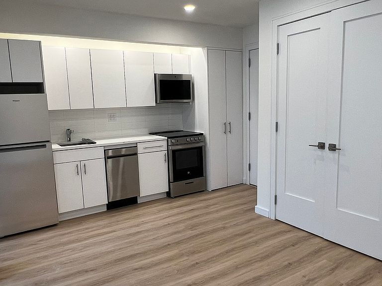 "Charming Sunnyside Retreat: 1-Bedroom Haven with Elegant Granite & Hardwood Touches!" - "Charming Sunnyside Retreat: 1-Bedroom Haven with Elegant Granite & Hardwood Touches!"