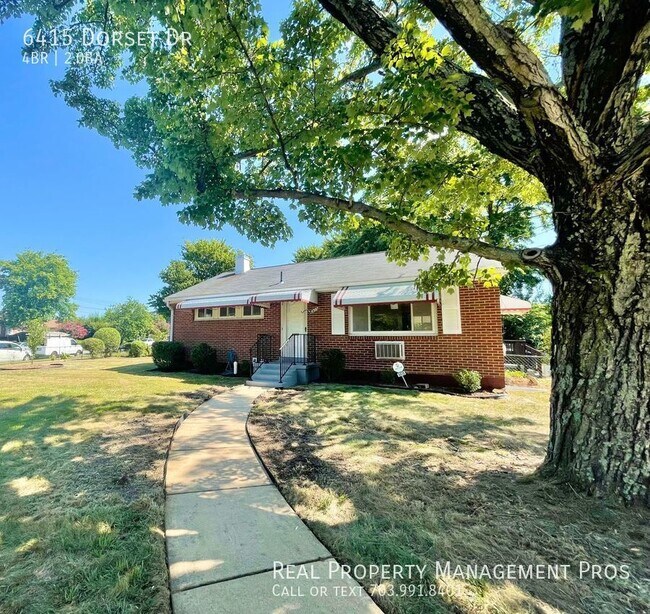 Foto del edificio - 4 bedroom brick colonial on a massive corn...