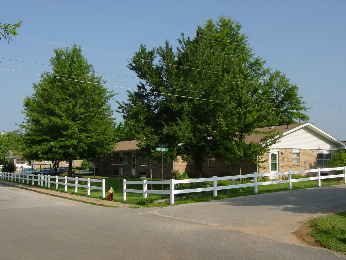 Primary Photo - 200 Highland St