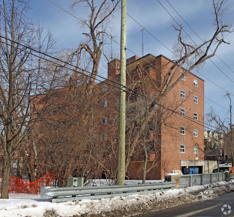 Building Photo - 118 Robinson St
