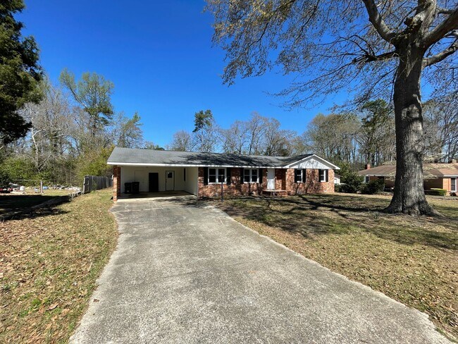 Foto del edificio - 3 bed/2 bath home in Martinez w/huge backyard and covered patio