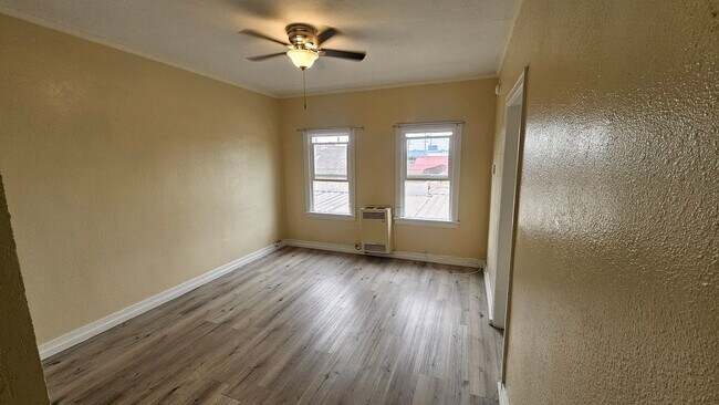 Building Photo - 1185 E Vernon Ave
