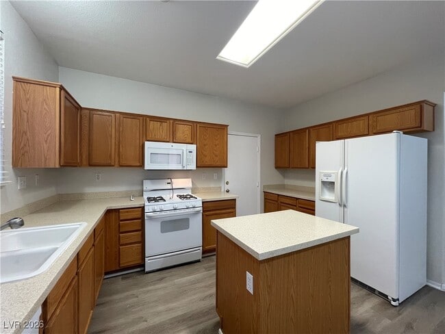 Foto del edificio - 10617 Englewood Cliffs Ave