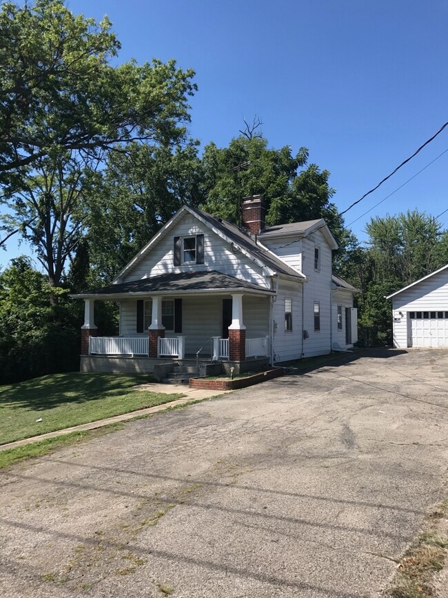 Front of house & 2 car garage + 8 parking spots - 8330 Clough Pike House