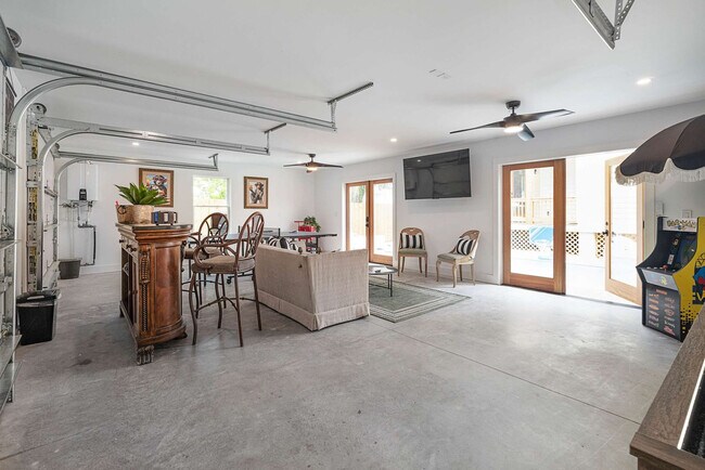 Building Photo - 30 W Castillo Dr