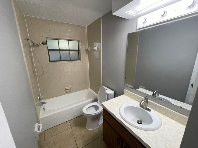 Building Photo - Clayton Duplex