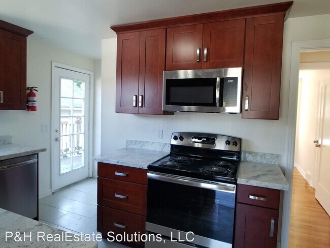 Foto del edificio - 4 br, 2 bath House - 202 M st SE