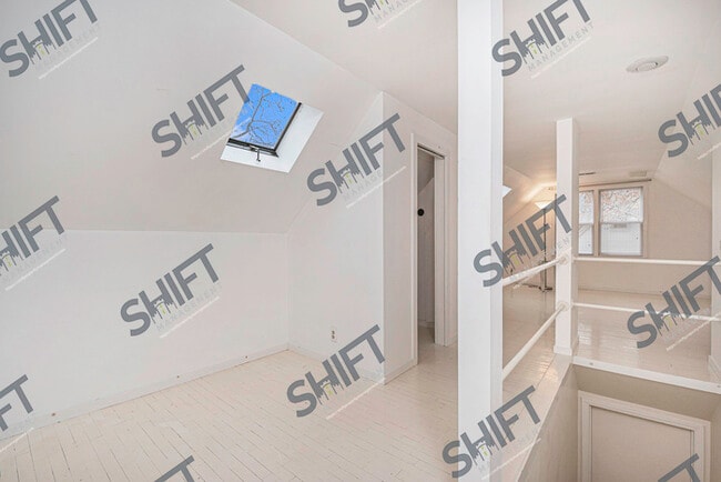 Building Photo - 2146 Lansing - Charming 2 bedroom home in ...