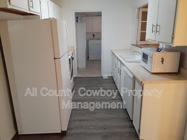 Foto del edificio - 907 Sanders Dr.