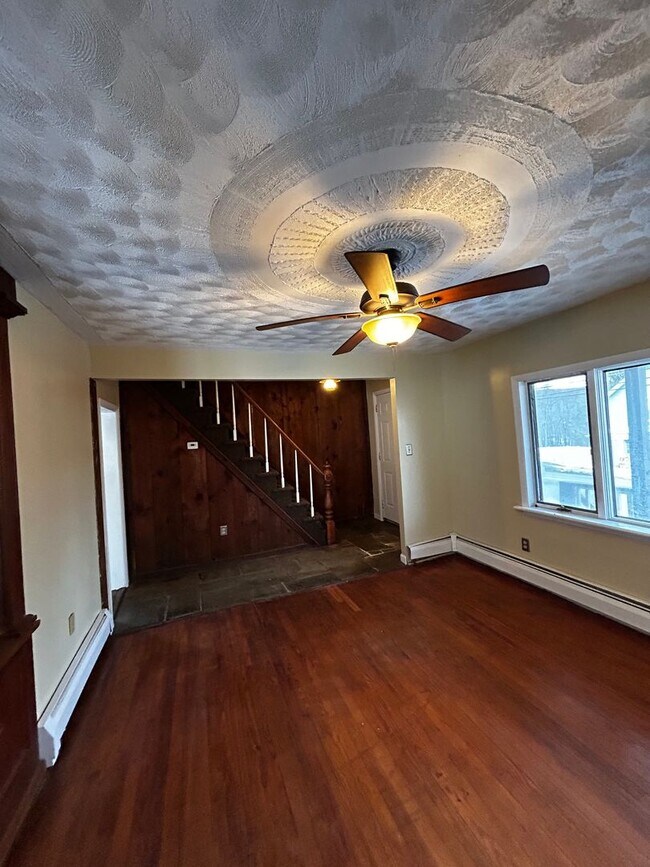 Foto del edificio - Welcome To This Charming 3-Bedroom, 1-Bathroom Home Located in the Heart of Carbondale, PA.