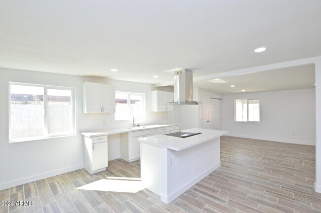 Building Photo - 3708 W Royal Palm Rd