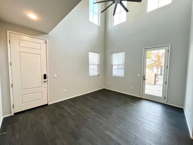 Building Photo - Modern 5B 4BA Townhome w/ AC in Playa Del ...