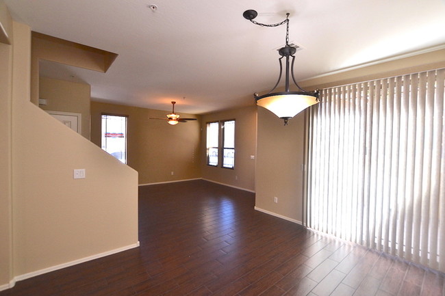 Building Photo - Move in Ready Condo in Phoenix!