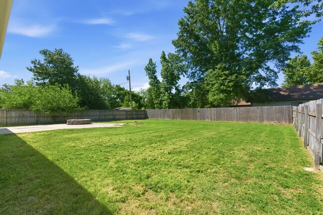 Foto del edificio - Nixa 3 bed 2 bath 2 car garage home!
