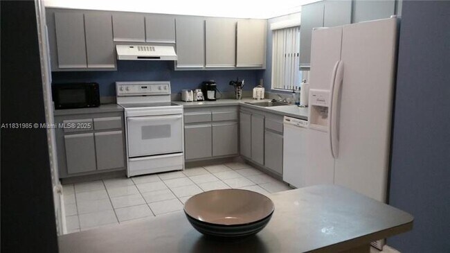 Foto del edificio - 9665 Riverside Dr