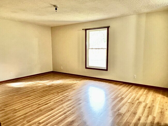 Foto del edificio - 1047 Oak Dr