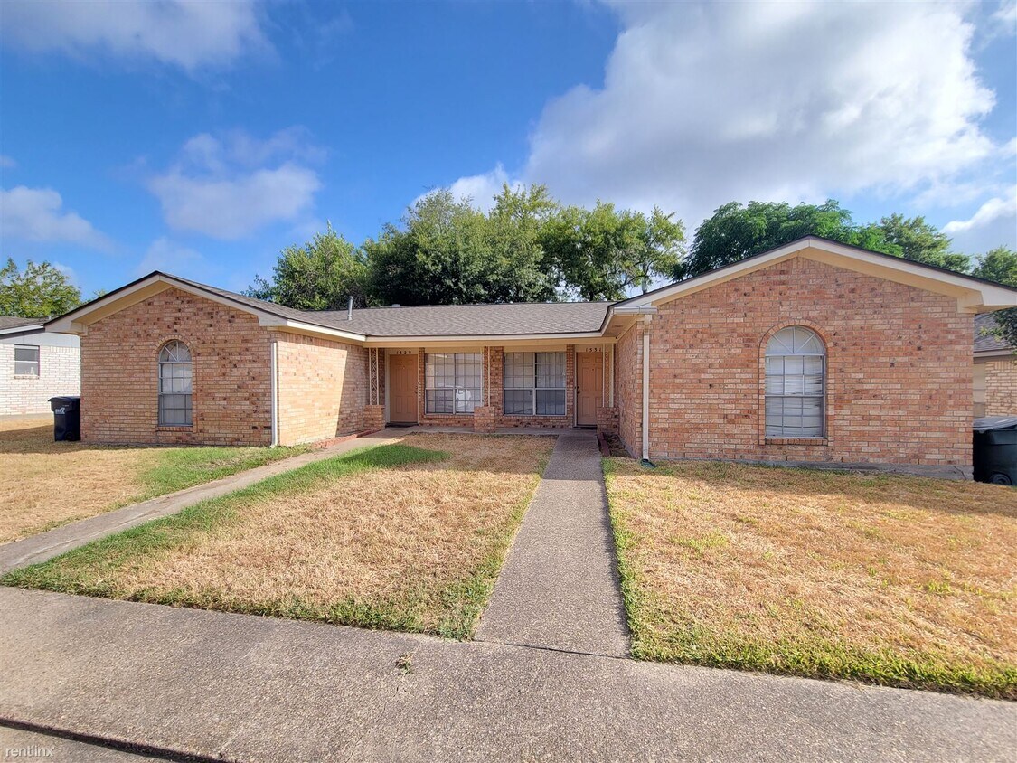 2 br, 1 bath Duplex 1531 Hillside Dr Townhome Rentals in College