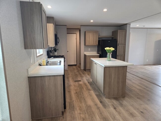 Foto del edificio - 2121 Panhandle Rd