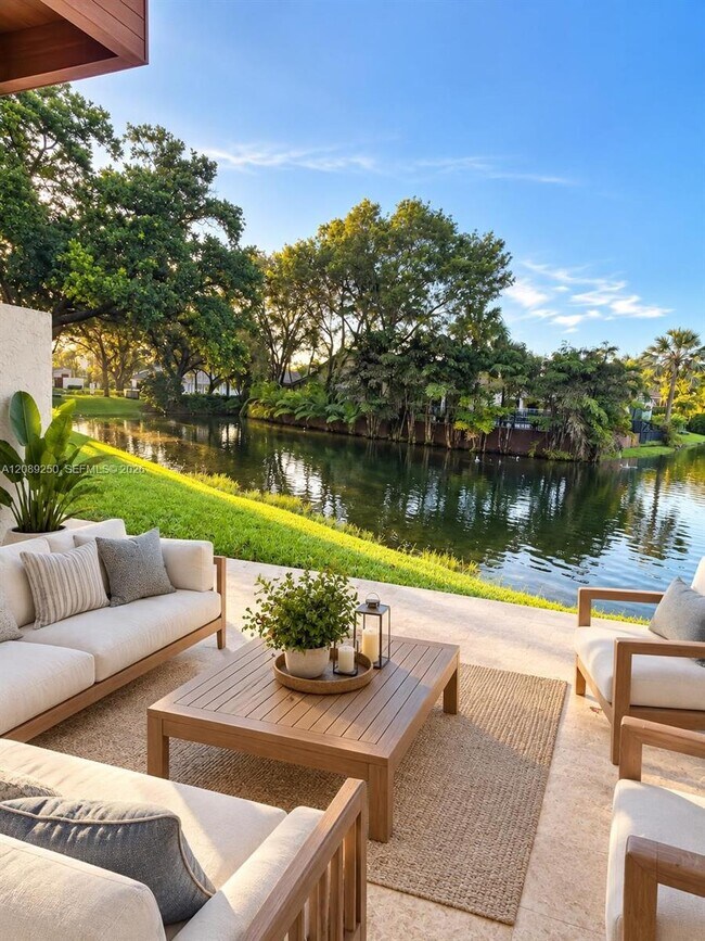 Foto del edificio - 3010 Lakewood Ln