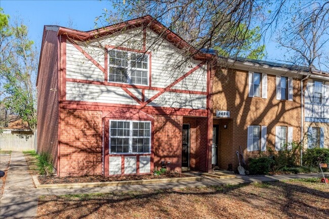 Building Photo - Updated 3 Bedroom Townhome