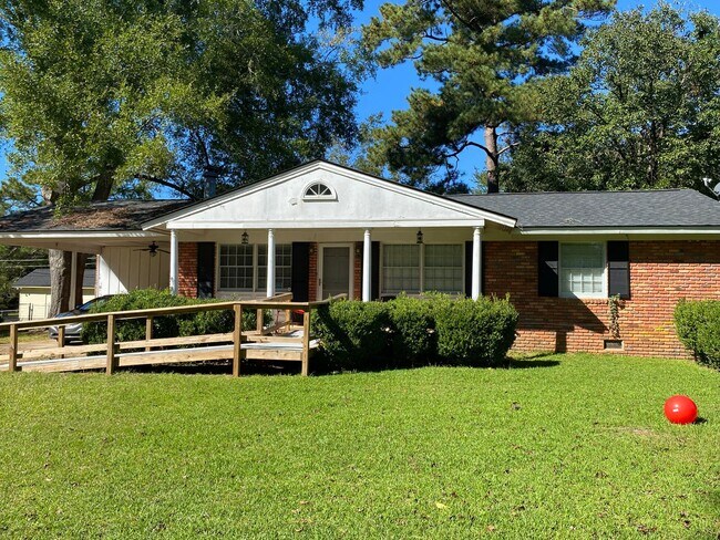 Foto del edificio - Charming 3 bedroom, 2 bathroom home featuring a fenced-in backyard and enclosed back porch. Fresh...