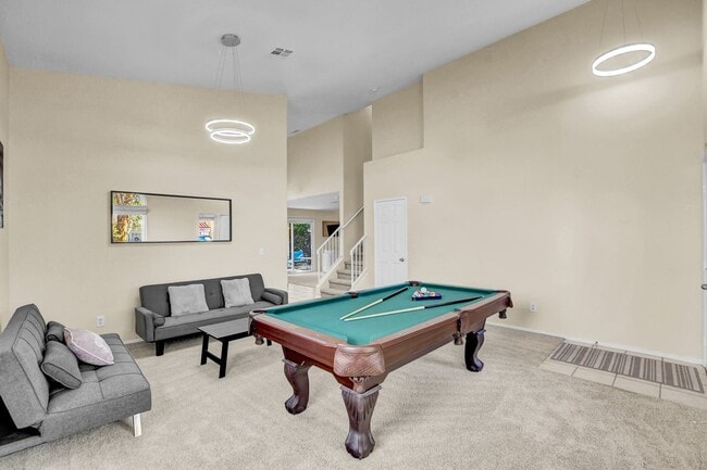 Building Photo - Beautiful 3 bedroom 2.5 bath home in Cente...