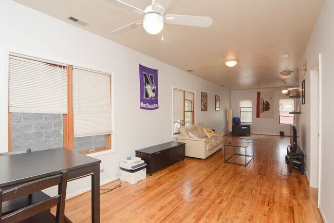 Foto del edificio - 1342 W Hubbard St