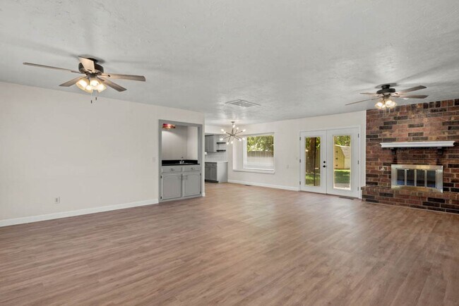 Building Photo - Beautiful 3 Bed 2 Bath home in the heart o...