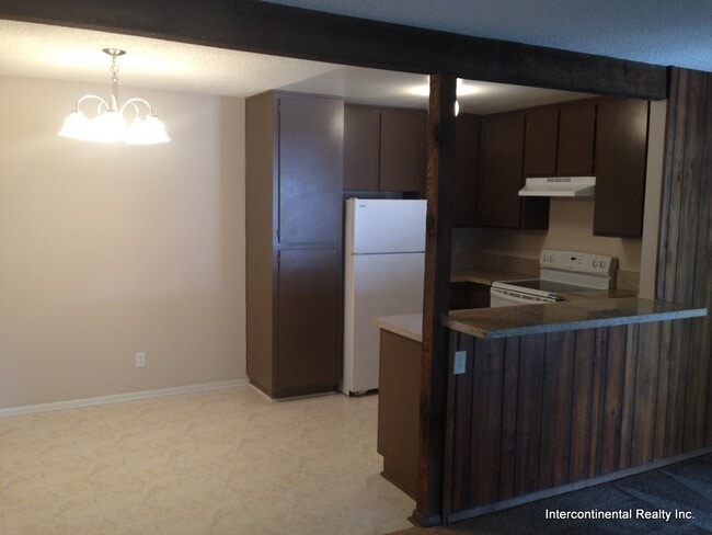 Foto del edificio - Upstairs Condo with Balcony