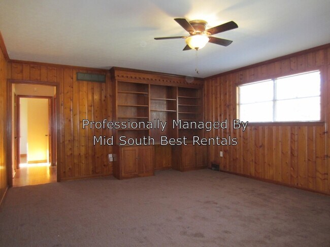Building Photo - 1316 Busby Cove