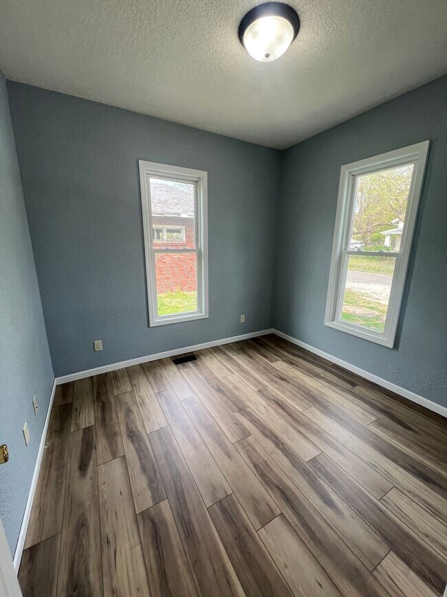 Foto del edificio - Newly renovated! 2 BEDROOM, OFFICE SPACE, LAUNDRY ROOM!