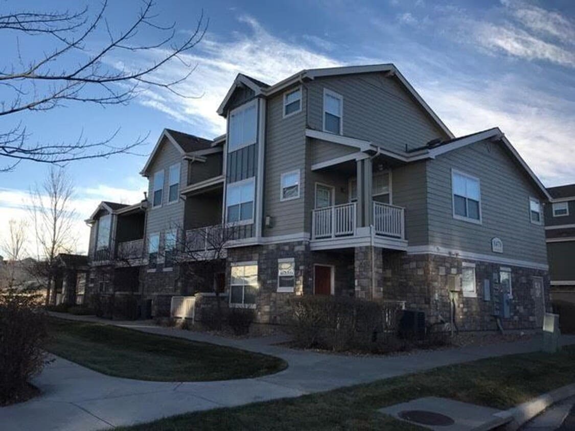 Beautiful 2 Bedroom, 2.5 Bath Townhome near E470 with 2 Car Garage and Gas Fireplace1 - Beautiful 2 Bedroom, 2.5 Bath Townhome near E470 with 2 Car Garage and Gas Fireplace1