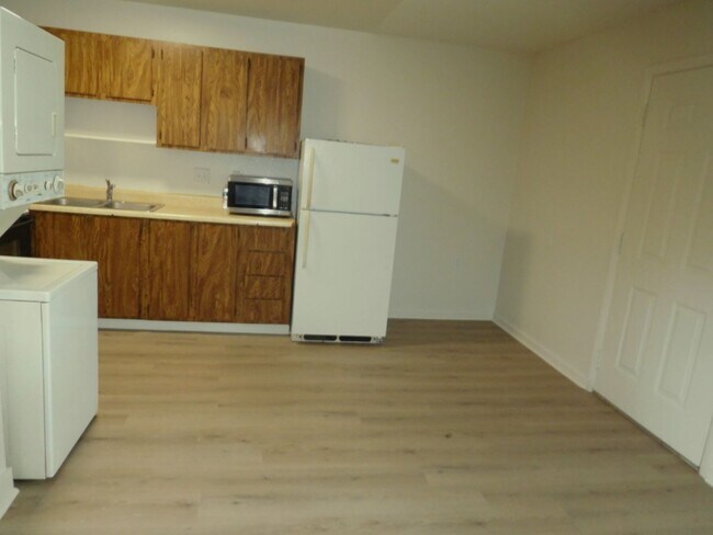 Building Photo - Cute 1 Bedroom close to Victorian Square