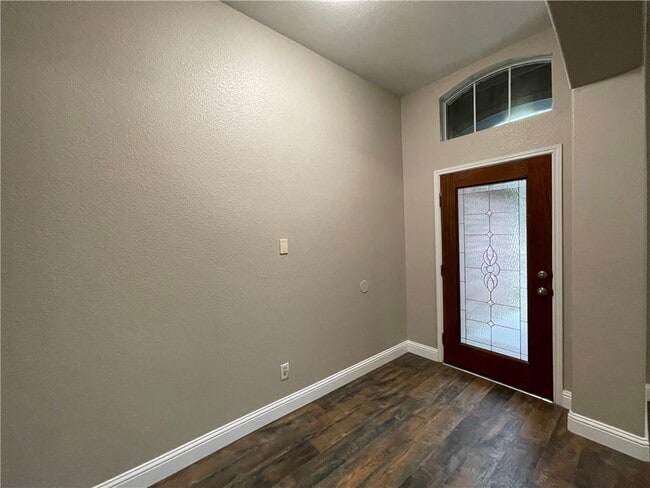 Building Photo - 18512 Sandy Bottom Dr