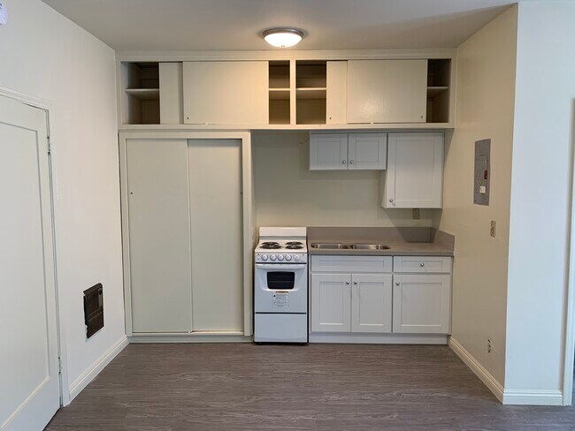 Building Photo - 325 W Lomita Ave