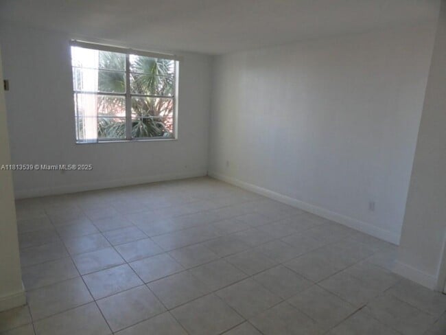 Building Photo - 1825 W 56th St