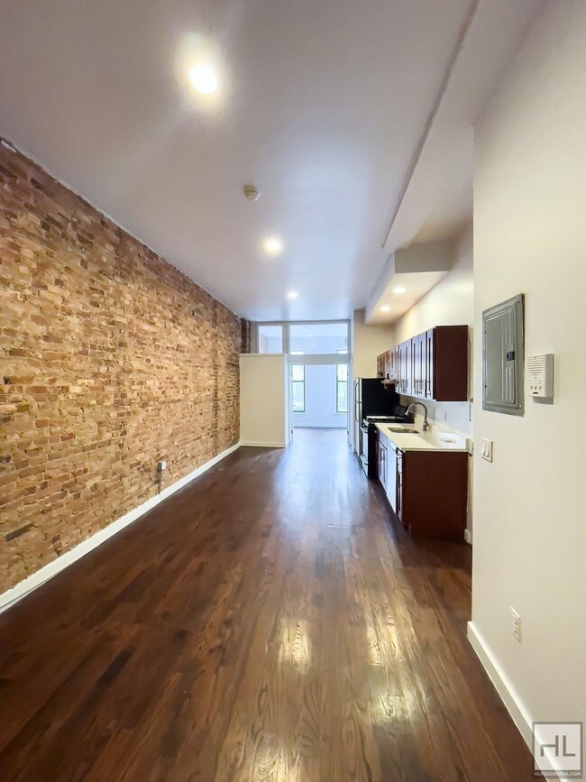 Building Photo - TOMPKINS AVENUE / Spacious 4-Bed 1-Bath