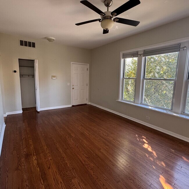Foto del edificio - 2409 N Sawyer Ave