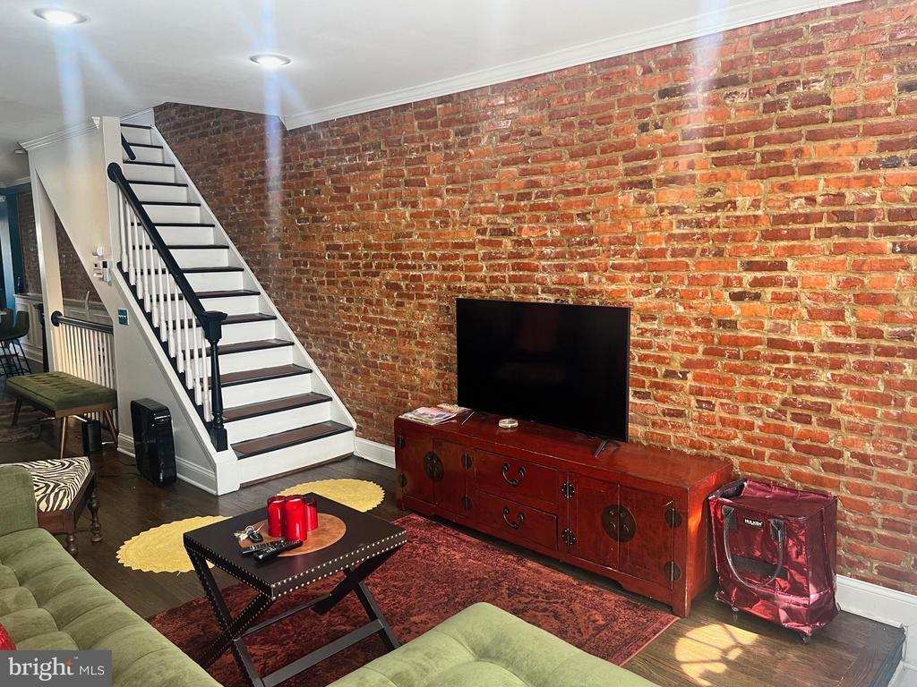 Primary Photo - 211 S Robinson St