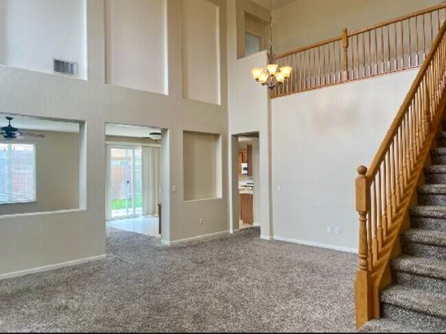 Building Photo - Huge Beautiful 5 bed/3 full bath home in N...