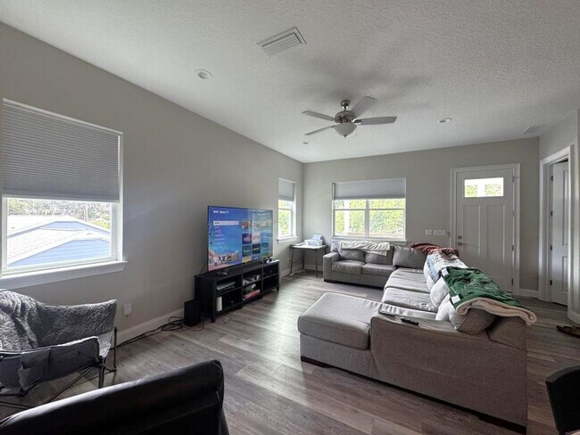Building Photo - 4 Bedroom in Tomoka View