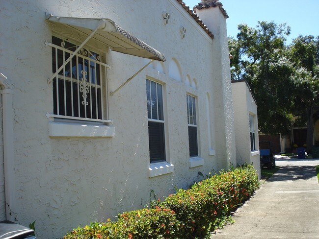 Side con entrada para auto - 125 Adalia Ave